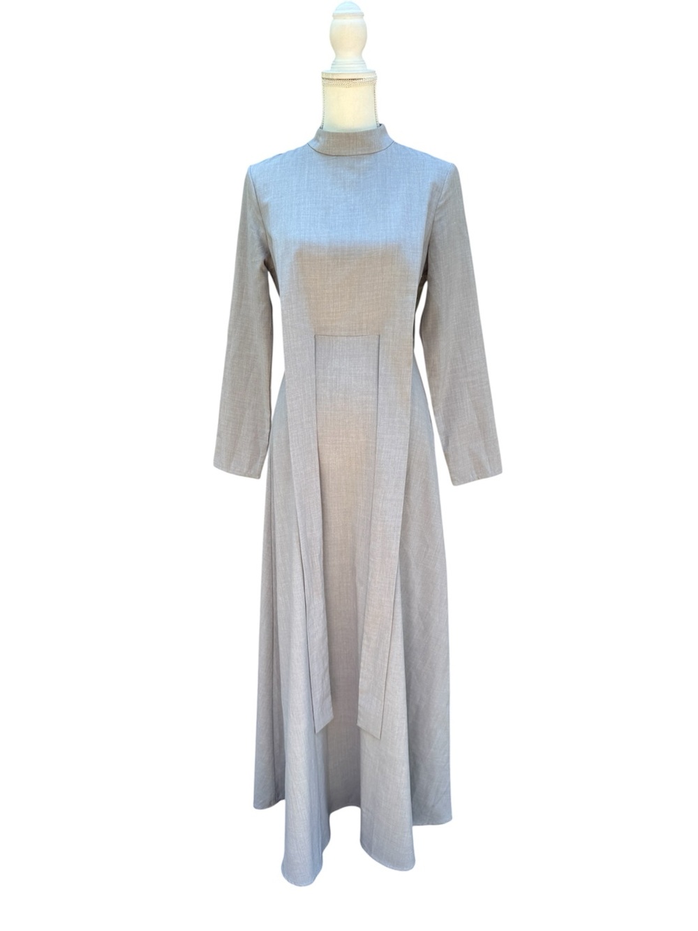 Sleek Long-Sleeve Gray Maxi Dress with Waist Tie